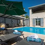 Beeindruckende Am Rande Des Parenzana Mit Privatpool, Babybett Und Toller Aussicht Vižinada