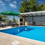 Beeindruckende Am Rande Des Parenzana Mit Privatpool, Babybett Und Toller Aussicht Dom wakacyjny Vižinada