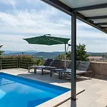 Dom wakacyjny Beeindruckende Am Rande Des Parenzana Mit Privatpool, Babybett Und Toller Aussicht