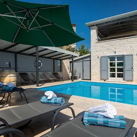 Beeindruckende Am Rande Des Parenzana Mit Privatpool, Babybett Und Toller Aussicht Vižinada