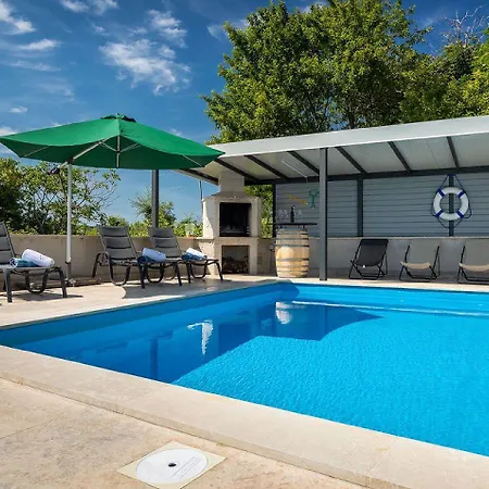 Beeindruckende Am Rande Des Parenzana Mit Privatpool, Babybett Und Toller Aussicht Nyaraló Vižinada