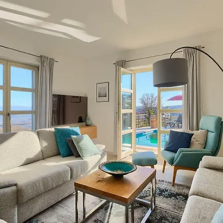 Beeindruckende Am Rande Des Parenzana Mit Privatpool, Babybett Und Toller Aussicht Nyaraló Vižinada