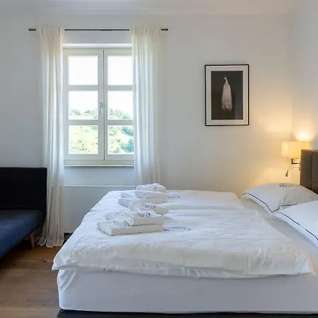 Beeindruckende Am Rande Des Parenzana Mit Privatpool, Babybett Und Toller Aussicht بيت للعطل *