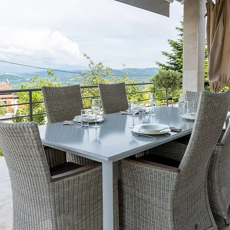 Beeindruckende Am Rande Des Parenzana Mit Privatpool, Babybett Und Toller Aussicht Dom wakacyjny